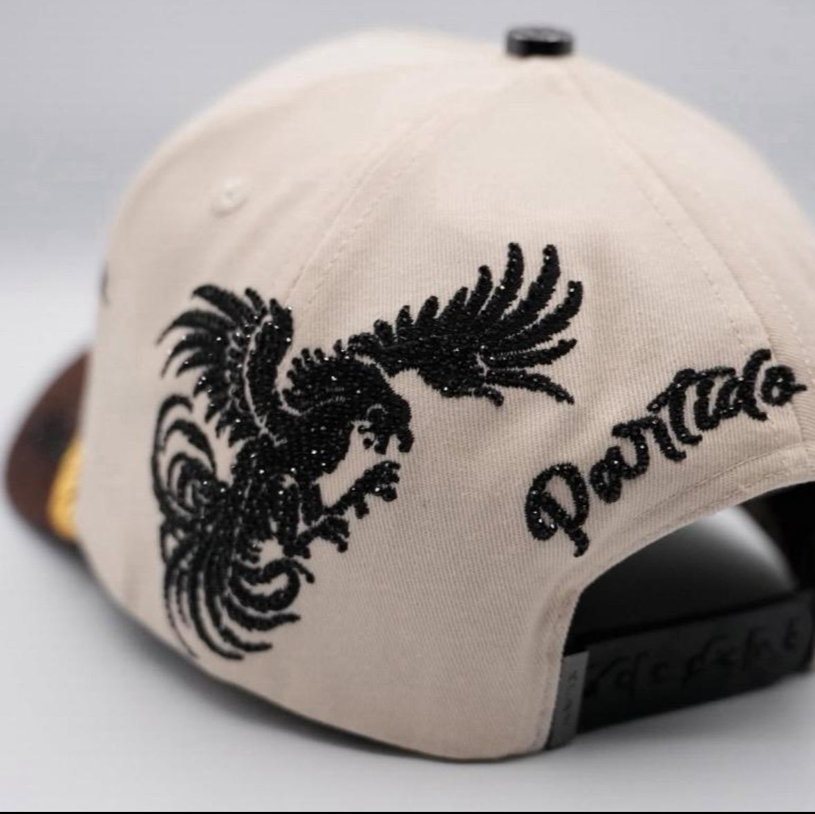 El Señor de los Gallos Beige